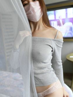ROSI口罩NO.624长衫妹子床上妩媚粉色内裤摄影