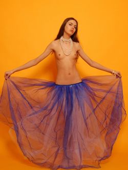 舞蹈美模Alaina橙色背景室拍人体,曾挽gogo高清人体