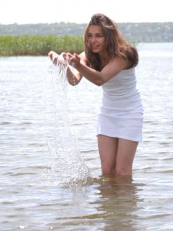 湖边外拍穿青苔特色内裤的超模Daisy,gogo全球人体大胆
